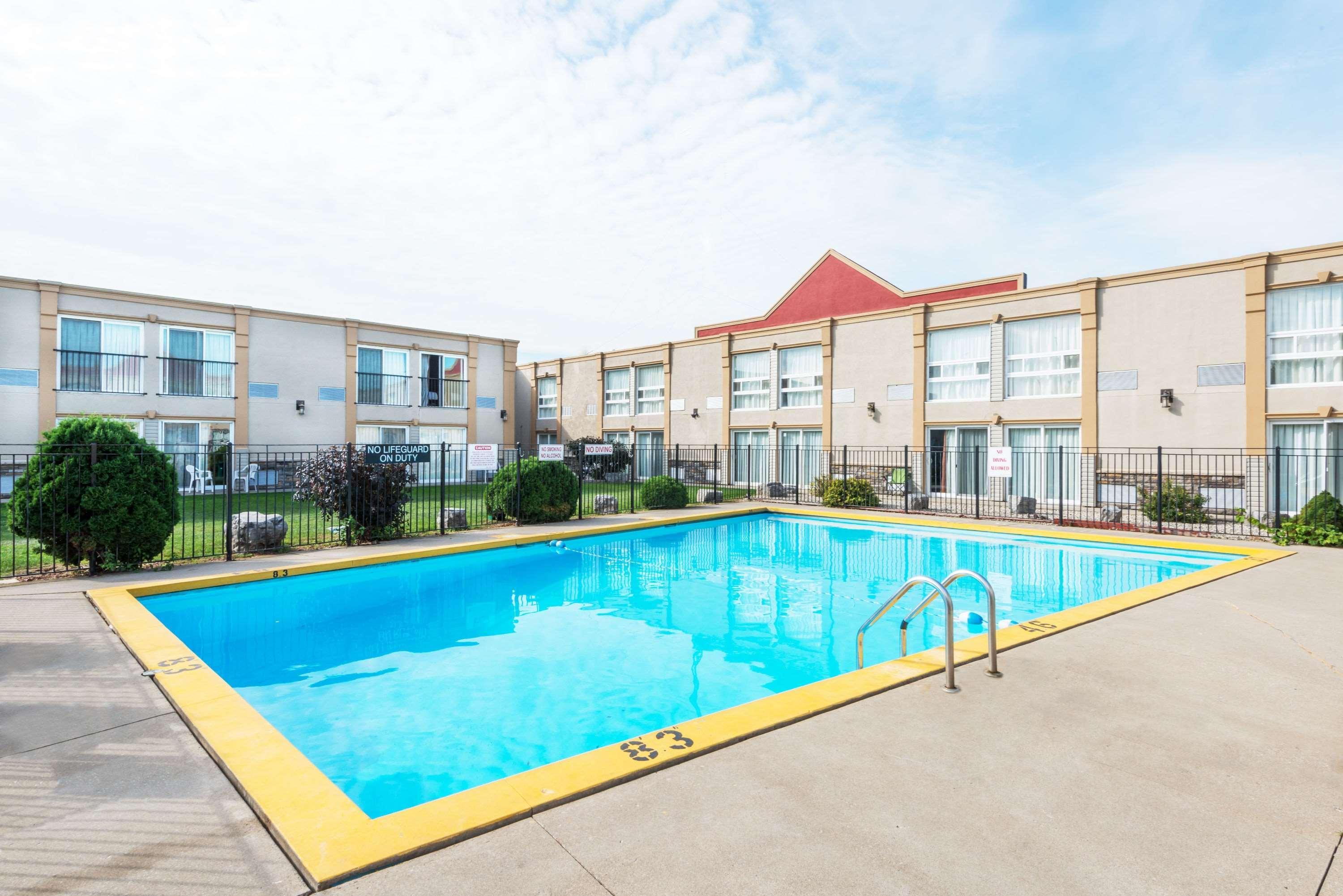 Super 8 By Wyndham Cambridge/Kitchener/Waterloo Area Hotel Exterior foto